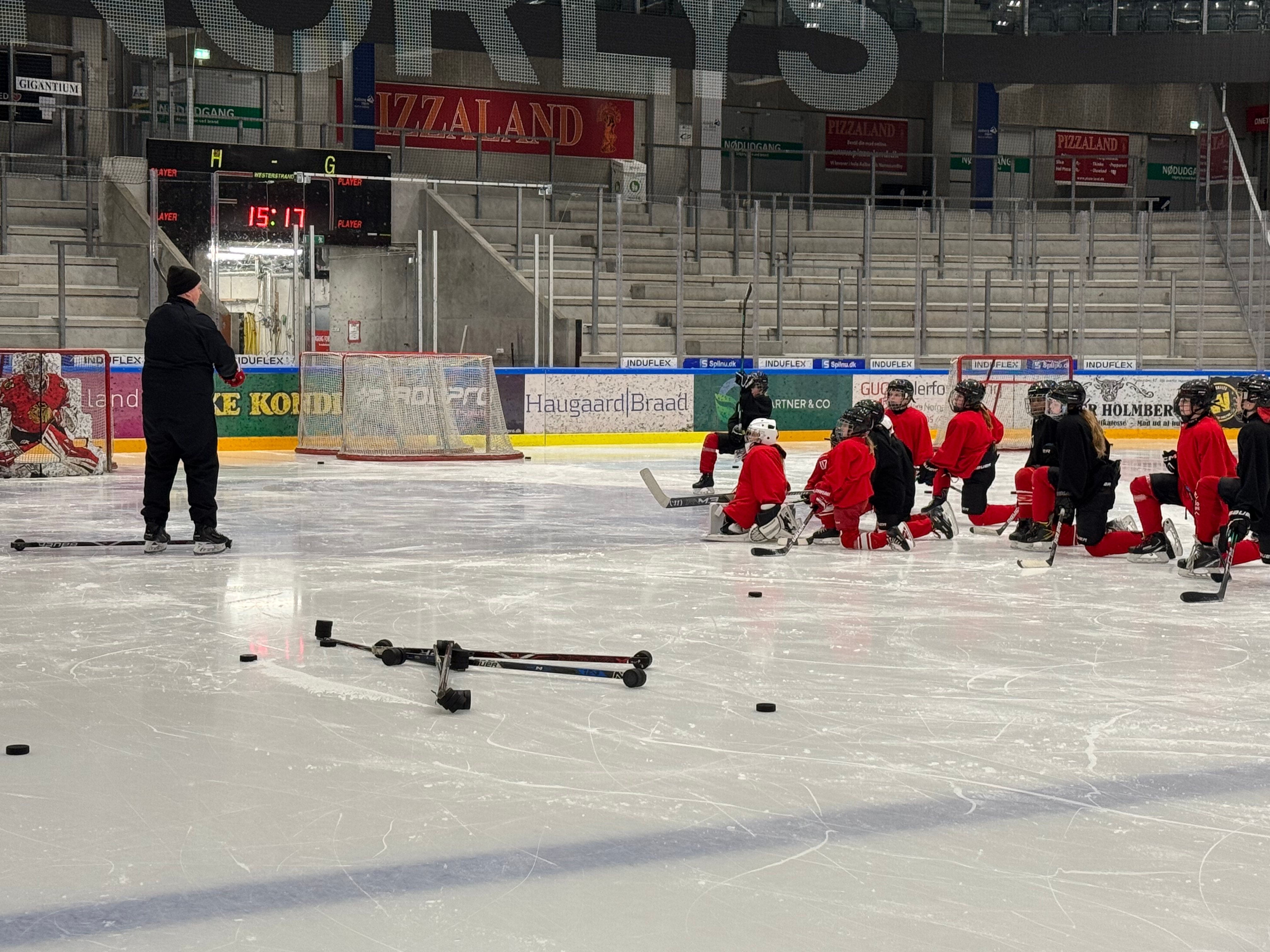 Erfaren hockeytræner med udstyr